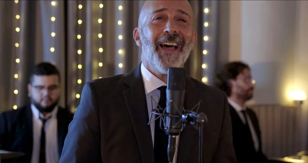 Salvo Samaritano in studio per la registrazione di "Fortuna" di Mario Venuti. Voce in primo piano, sullo sfondo sfocati piano e batteria