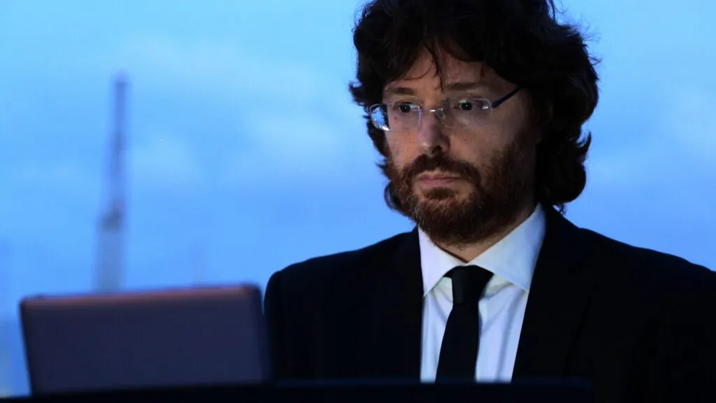 Il nostro pianista, Roberto, crea la perfetta atmosfera soft jazz per l'aperitivo a Villa Igiea. Un momento catturato durante un matrimonio estivo