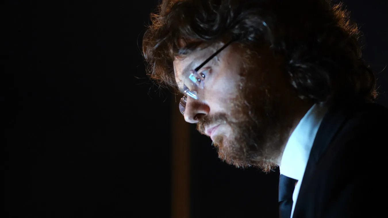 Roberto Mezzatesta, pianista Sarabanda, primissimo piano di profilo su sfondo scuro