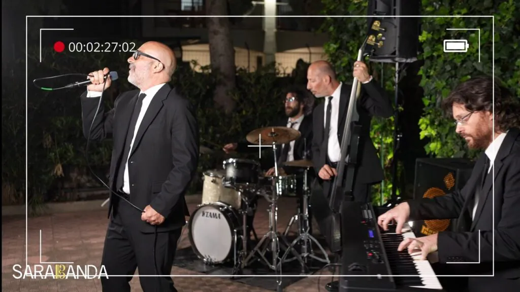 Sarabanda dal vivo esegue centro di gravità permanente. Foto con effetto schermo VHS