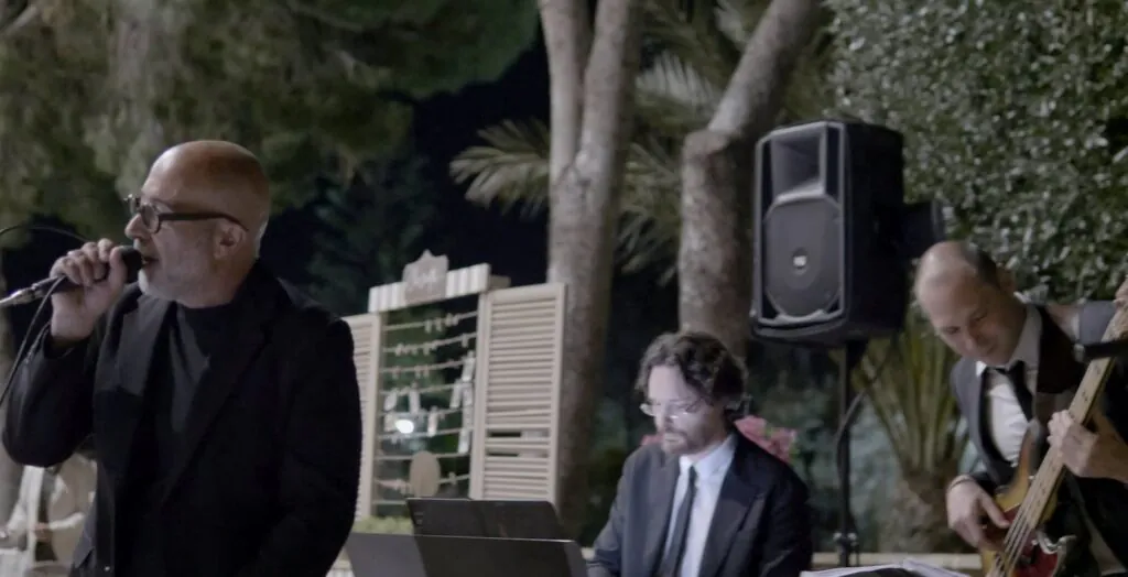 Sarabanda, Samaritano canta "Io che amo solo te" a Palazzo Villarosa a Bagheria