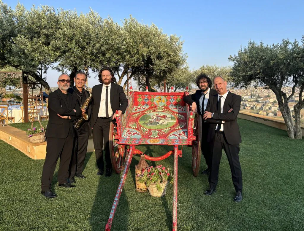Sarabanda, quintetto con sax alla Tenuta Berretta. Foto con carretto siciliano
