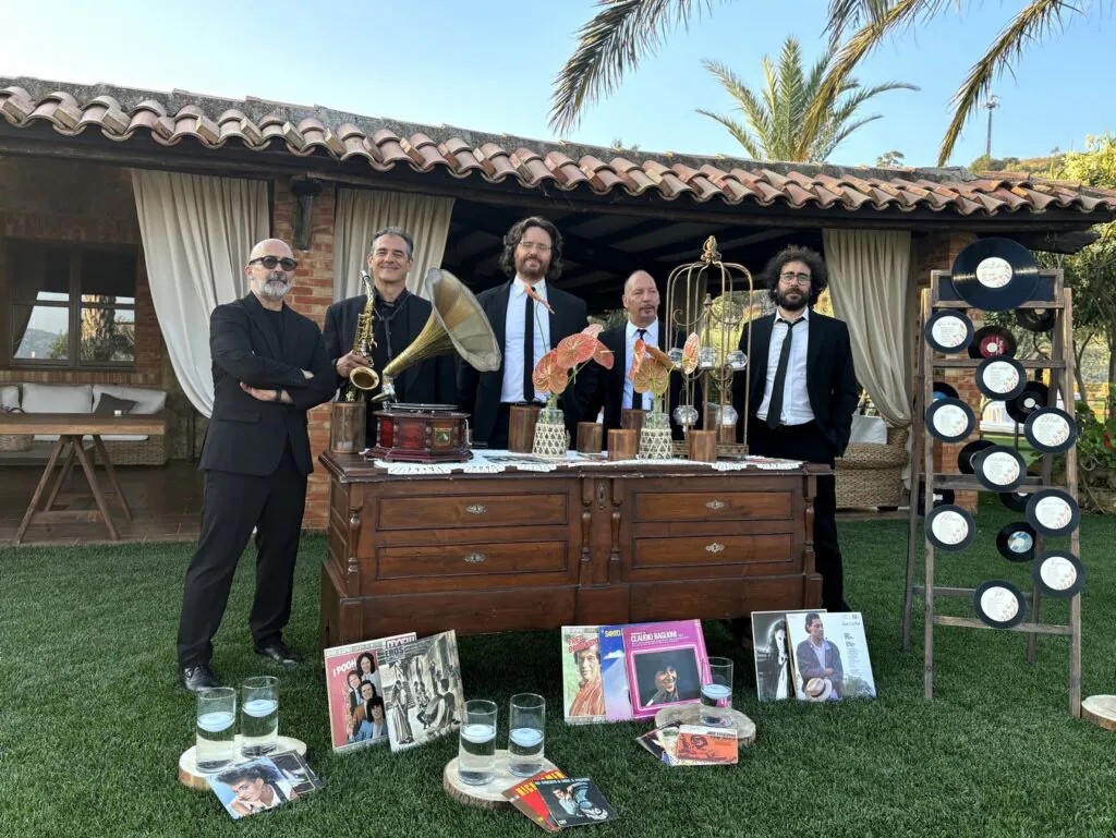 Sarabanda, quintetto con sax alla Tenuta Berretta. Mobile antico con grammofono e vinili