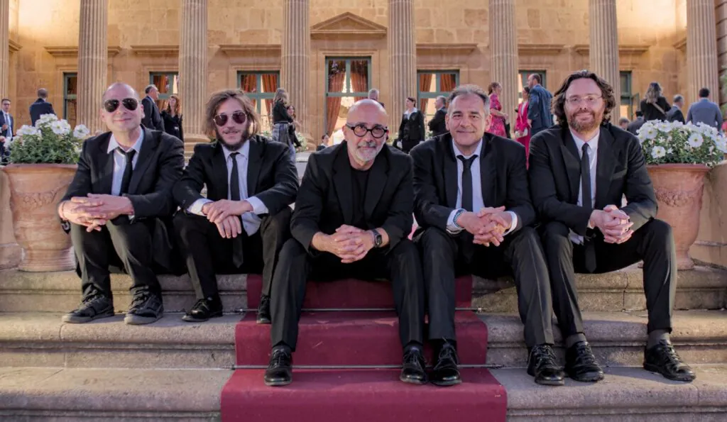 Sarabanda foto ufficiale del quintetto con sax, seduti sulla scalinata di Palazzo Villarosa a Bagheria. Foto: Roberto Mezzatesta.
