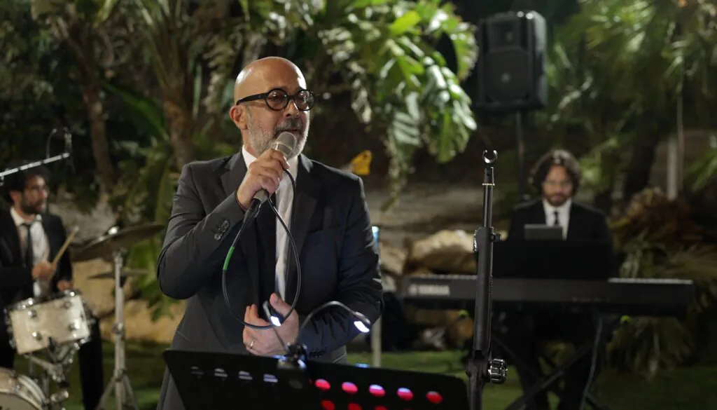 Salvo Samaritano durante un matrimonio a Capo Gallo, sullo sfondo piano e batteria