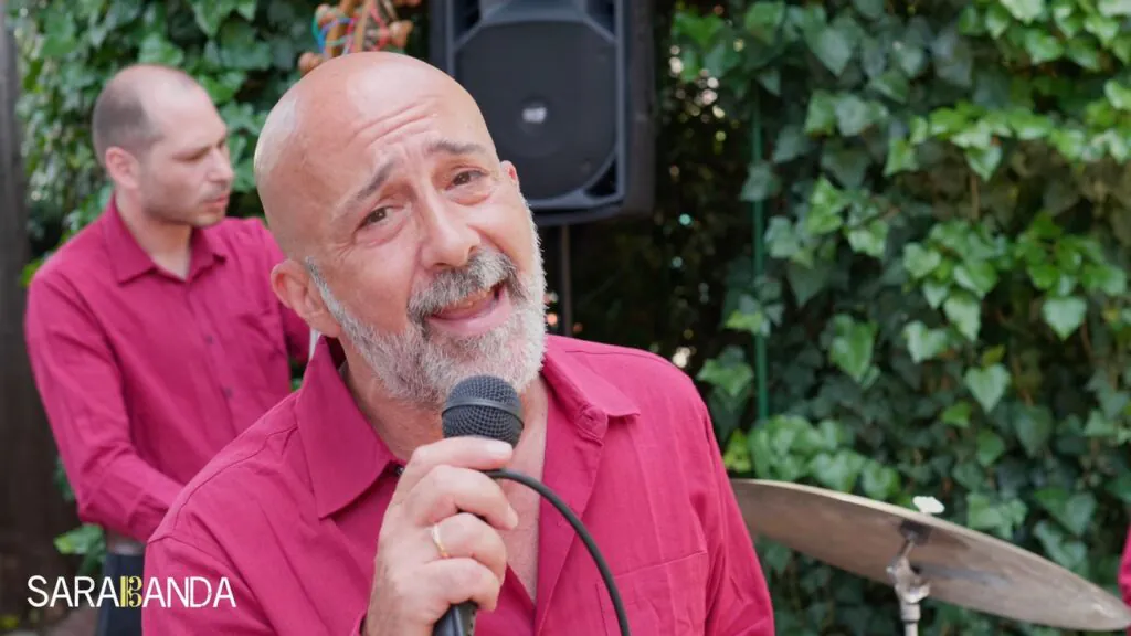 Salvo Samaritano, durante la ripresa di LOVE, in primissimo piano con il contrabbassista alle spalle