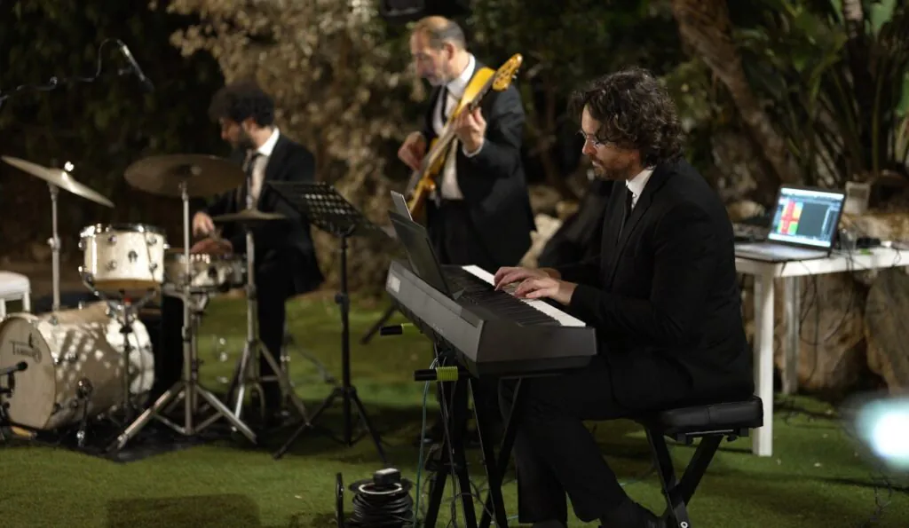 Sezione ritmica di Sarabanda con piano, basso elettrico e batteria, dal vivo durante un matrimonio a Costa Ponente di Capo Gallo, a Palermo