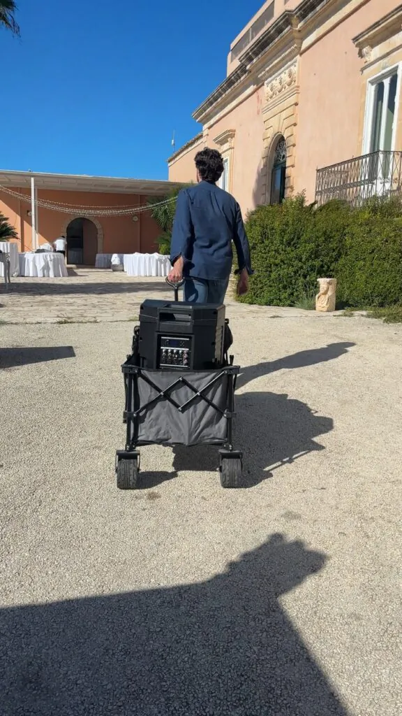 Roberto trasporta il carrello con la strumentazione verso la destinazione: La sala del ricevimento